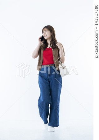 年輕女子在智能手機上交談 141517580