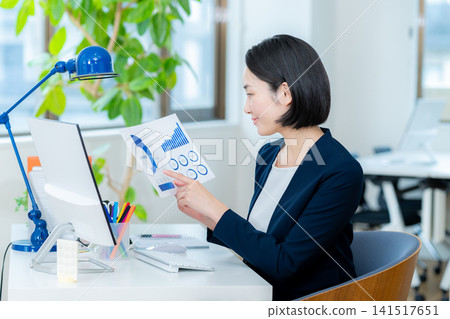 在辦公室工作的女商人 在辦公室工作的女商人 141517651