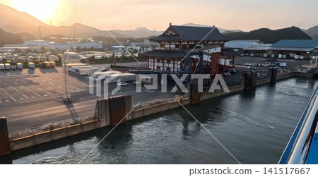 在阪急渡輪上欣賞新門寺港的日落。 在阪急渡輪上欣賞新門寺港的日落。 141517667