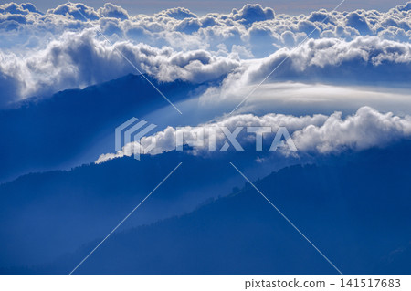 雲朵在山間飄蕩 雲朵在山間飄蕩 141517683
