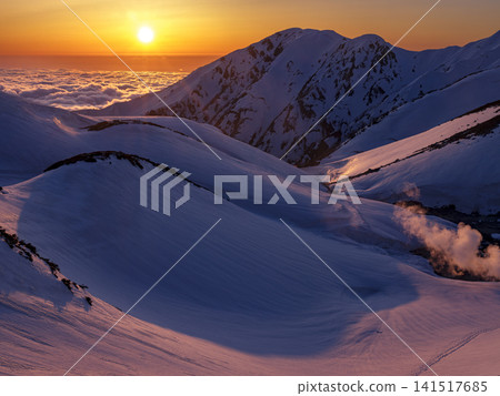 落日餘暉灑在富山灣上空，雲海和積雪在陽光下閃閃發光。 141517685