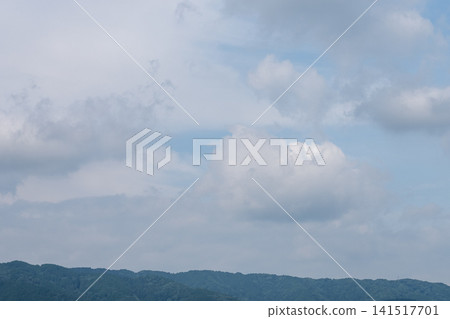 群山之上,雲密布。 群山之上,雲密布。 141517701
