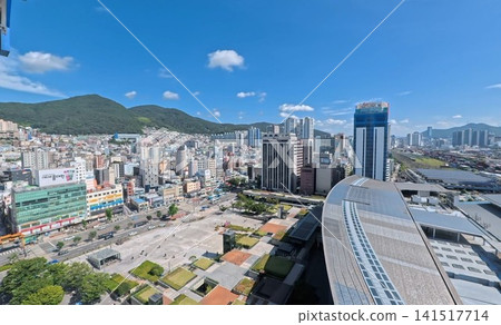 從建築物上看到的韓國釜山站景色 從建築物上看到的韓國釜山站景色 141517714