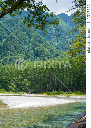 The crystal-clear emerald-green Azusa River and the lush green scenery of Kamikochi The crystal-clear emerald-green Azusa River and the lush green scenery of Kamikochi 141517832
