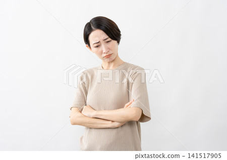 一位身穿短袖針織衫的女士-生活方式圖片 一位身穿短袖針織衫的女士-生活方式圖片 141517905