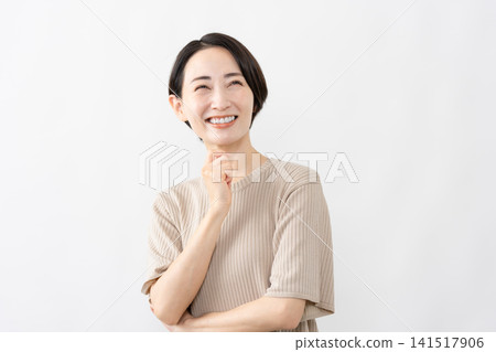 一位身穿短袖針織衫的女士-生活方式圖片 一位身穿短袖針織衫的女士-生活方式圖片 141517906