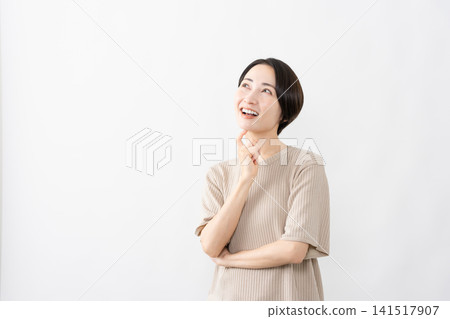 一位身穿短袖針織衫的女士－生活方式圖片 141517907