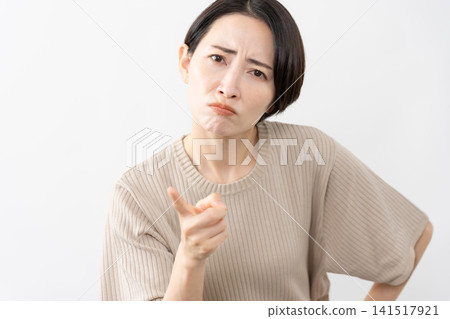 A woman in a short-sleeved knit top - Lifestyle image A woman in a short-sleeved knit top - Lifestyle image 141517921