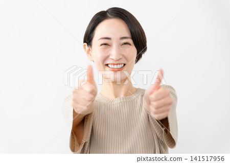 一位身穿短袖針織衫的女士-生活方式圖片 一位身穿短袖針織衫的女士-生活方式圖片 141517956