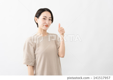 一位身穿短袖針織衫的女士-生活方式圖片 一位身穿短袖針織衫的女士-生活方式圖片 141517957
