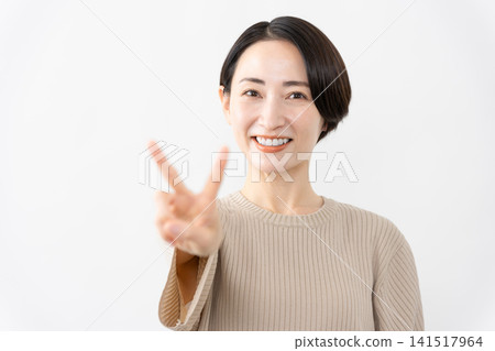 一位身穿短袖針織衫的女士-生活方式圖片 一位身穿短袖針織衫的女士-生活方式圖片 141517964