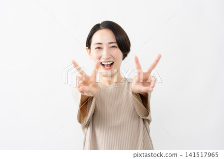 一位身穿短袖針織衫的女士-生活方式圖片 一位身穿短袖針織衫的女士-生活方式圖片 141517965