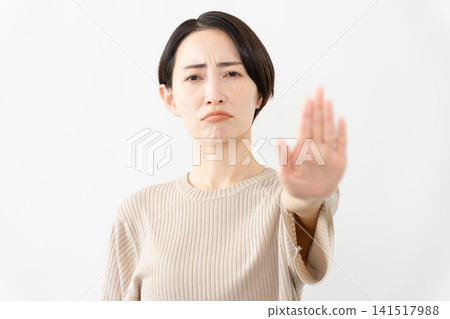 一位身穿短袖針織衫的女士-生活方式圖片 一位身穿短袖針織衫的女士-生活方式圖片 141517988