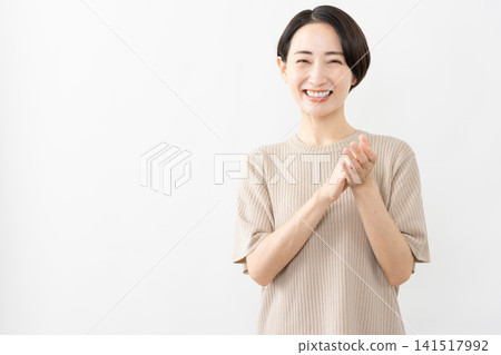 A woman in a short-sleeved knit top - Lifestyle image A woman in a short-sleeved knit top - Lifestyle image 141517992