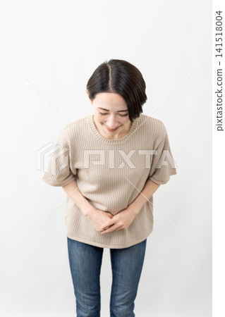 A woman in a short-sleeved knit top - Lifestyle image A woman in a short-sleeved knit top - Lifestyle image 141518004