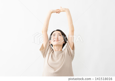 A woman in a short-sleeved knit top - Lifestyle image A woman in a short-sleeved knit top - Lifestyle image 141518016