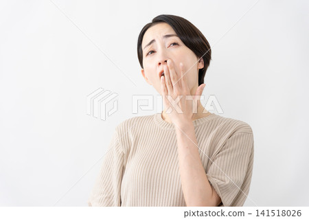一位身穿短袖針織衫的女士-生活方式圖片 一位身穿短袖針織衫的女士-生活方式圖片 141518026