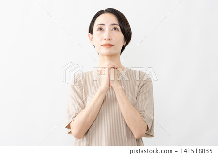 一位身穿短袖針織衫的女士-生活方式圖片 一位身穿短袖針織衫的女士-生活方式圖片 141518035