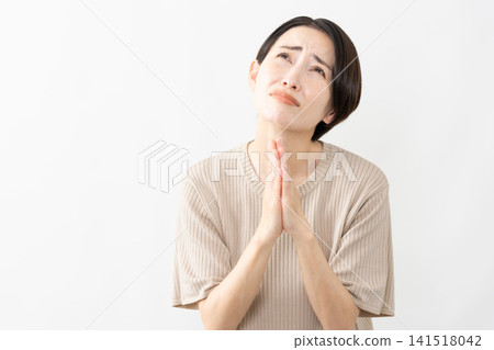 A woman in a short-sleeved knit top - Lifestyle image A woman in a short-sleeved knit top - Lifestyle image 141518042
