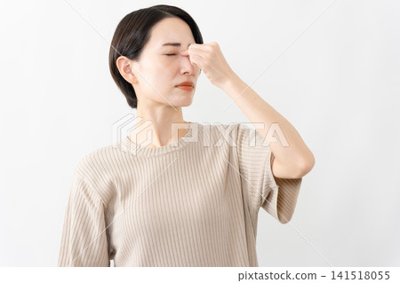 一位身穿短袖針織衫的女士-生活方式圖片 一位身穿短袖針織衫的女士-生活方式圖片 141518055