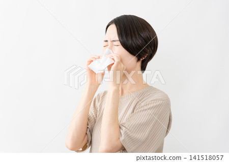 一位身穿短袖針織衫的女士-生活方式圖片 一位身穿短袖針織衫的女士-生活方式圖片 141518057
