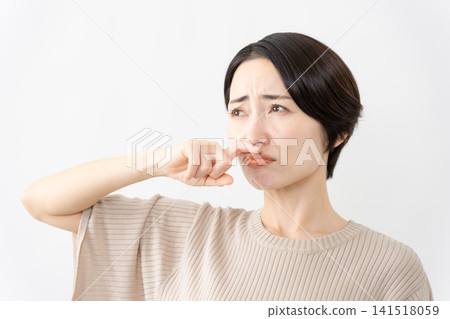 A woman in a short-sleeved knit top - Lifestyle image A woman in a short-sleeved knit top - Lifestyle image 141518059