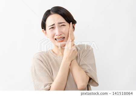 A woman in a short-sleeved knit top - Lifestyle image 141518064