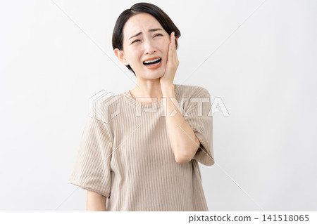 A woman in a short-sleeved knit top - Lifestyle image 141518065