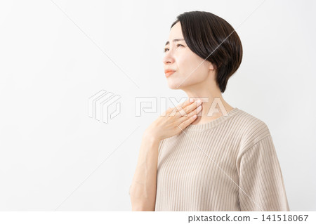 A woman in a short-sleeved knit top - Lifestyle image 141518067