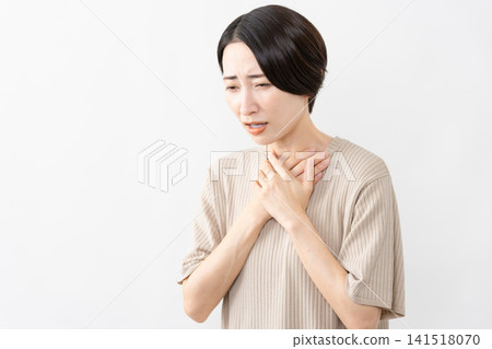 A woman in a short-sleeved knit top - Lifestyle image A woman in a short-sleeved knit top - Lifestyle image 141518070