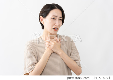 A woman in a short-sleeved knit top - Lifestyle image A woman in a short-sleeved knit top - Lifestyle image 141518071