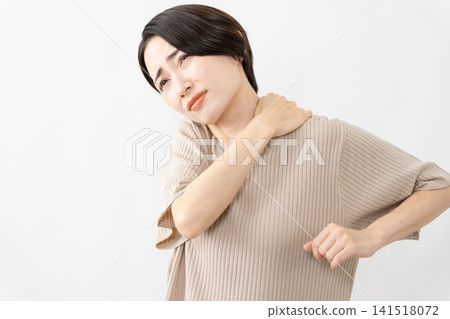 A woman in a short-sleeved knit top - Lifestyle image A woman in a short-sleeved knit top - Lifestyle image 141518072