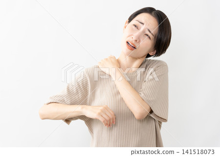 一位身穿短袖針織衫的女士-生活方式圖片 一位身穿短袖針織衫的女士-生活方式圖片 141518073