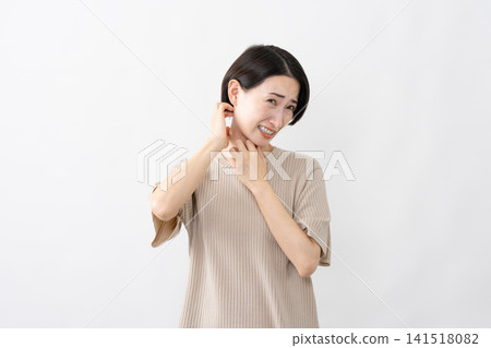 A woman in a short-sleeved knit top - Lifestyle image A woman in a short-sleeved knit top - Lifestyle image 141518082