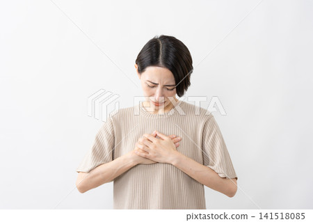 A woman in a short-sleeved knit top - Lifestyle image A woman in a short-sleeved knit top - Lifestyle image 141518085