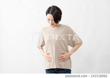 A woman in a short-sleeved knit top - Lifestyle image A woman in a short-sleeved knit top - Lifestyle image 141518092
