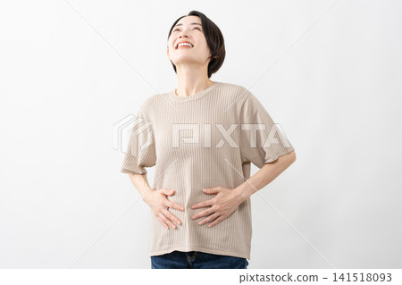 一位身穿短袖針織衫的女士-生活方式圖片 一位身穿短袖針織衫的女士-生活方式圖片 141518093