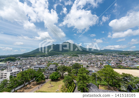 壯麗的夏日雲海、真由山和長崎島原市景色盡收眼底。 壯麗的夏日雲海、真由山和長崎島原市景色盡收眼底。 141518105