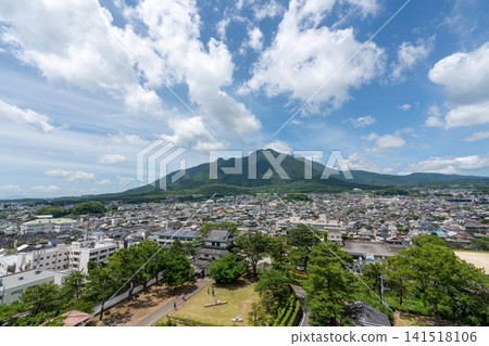 從島原城眺望,可以看到廣闊的天空、真由山和島原市的超廣角景象。 從島原城眺望,可以看到廣闊的天空、真由山和島原市的超廣角景象。 141518106