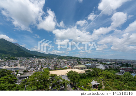 從長崎島原城眺望棒球場、島原市和有明海。 從長崎島原城眺望棒球場、島原市和有明海。 141518116