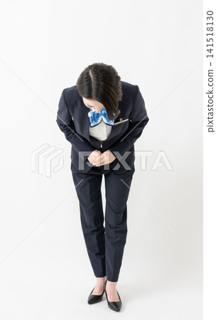 身著制服的女接待員 - 工作圖片 身著制服的女接待員 - 工作圖片 141518130