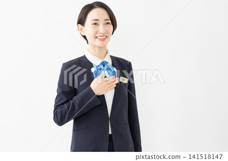 身著制服的女接待員 - 工作圖片 身著制服的女接待員 - 工作圖片 141518147