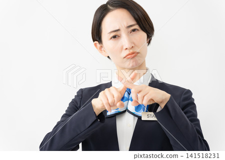 身著制服的女接待員 - 工作圖片 身著制服的女接待員 - 工作圖片 141518231