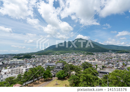 長崎市全景,夏日晴空萬裡,背景是真由山和島原城的塔樓。 長崎市全景,夏日晴空萬裡,背景是真由山和島原城的塔樓。 141518376