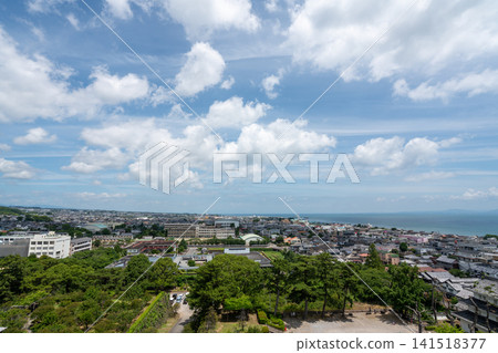 從島原城天守閣眺望有明海的地平線和鬱鬱蔥蔥的島原市。 從島原城天守閣眺望有明海的地平線和鬱鬱蔥蔥的島原市。 141518377
