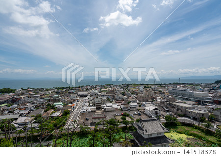 長崎:島原市全景,俯瞰天守閣、荷花池護城河和有明海。 長崎:島原市全景,俯瞰天守閣、荷花池護城河和有明海。 141518378