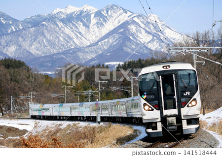 特快列車梓號（E257系列，9節車廂編組）行駛在以八嶽山脈為背景的道路上。 141518444