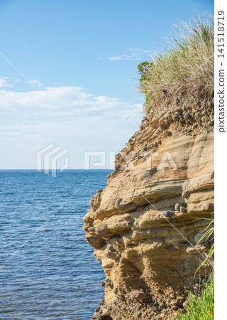 沿海地質構造,以藍天碧海為背景。 沿海地質構造,以藍天碧海為背景。 141518719