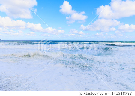 前一天晚上,積丹半島周圍的海面波濤洶湧,白浪翻滾(斯達卡穆伊路防災紀念廣場停車場)。 前一天晚上,積丹半島周圍的海面波濤洶湧,白浪翻滾(斯達卡穆伊路防災紀念廣場停車場)。 141518788
