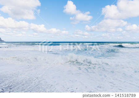 前一天晚上，積丹半島周圍的海面波濤洶湧，白浪翻滾（斯達卡穆伊路防災紀念廣場停車場）。 141518789